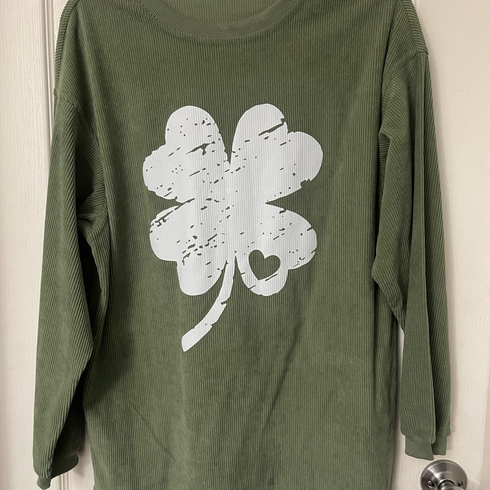 Women’s Green Clover Shirt size medium